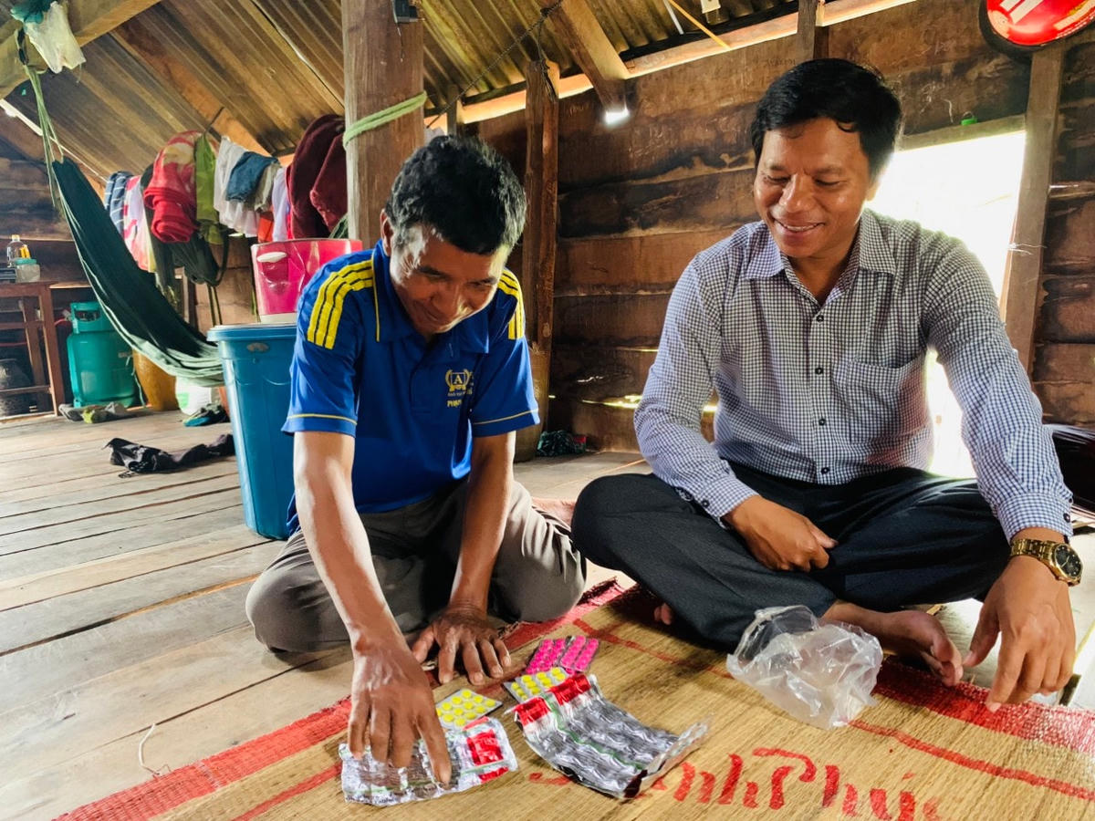 Nhờ có thẻ BHYT ông Kpả Chức (bên trái) không phải chi trả khoản phí nào trong quá trình chữa bệnh lao.