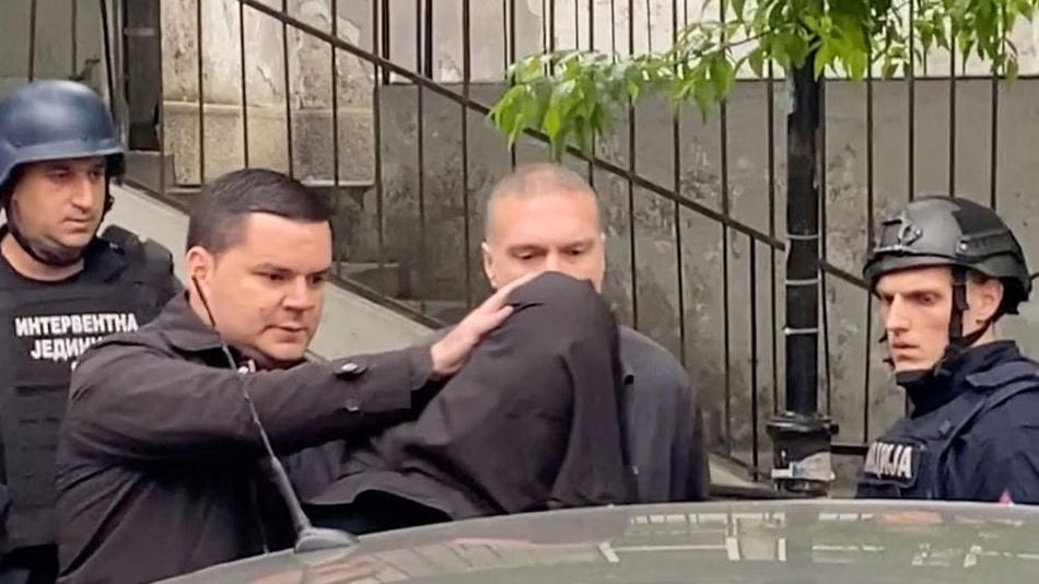 Thủ phạm xả súng bị bắt ngay sau khi gọi cảnh sát và thú nhận về vụ nổ súng. Ảnh: Reuters.