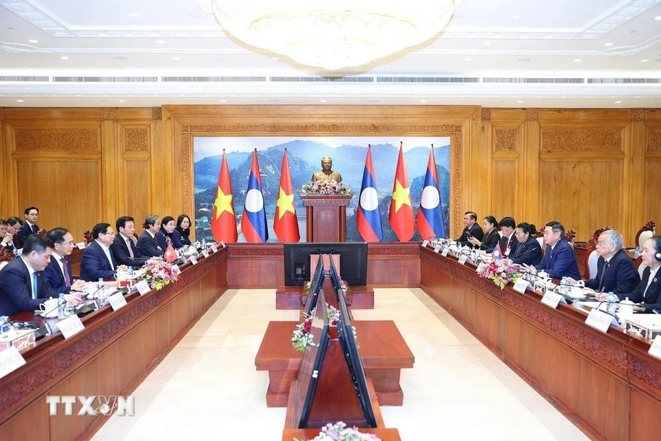 Thủ tướng Phạm Minh Chính hội kiến Chủ tịch Quốc hội Lào Saysomphone Phomvihane. (Ảnh: Dương Giang/TTXVN)
