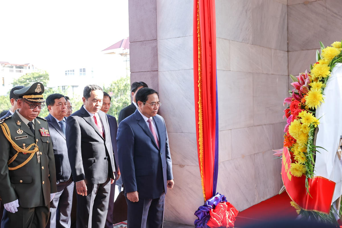 Đài Độc lập là công trình kiến trúc kỷ niệm ngày độc lập của Campuchia, tưởng niệm, tôn vinh những người dân Campuchia đã cống hiến, hy sinh cho Tổ quốc.  Ảnh: VGP/Nhật Bắc.