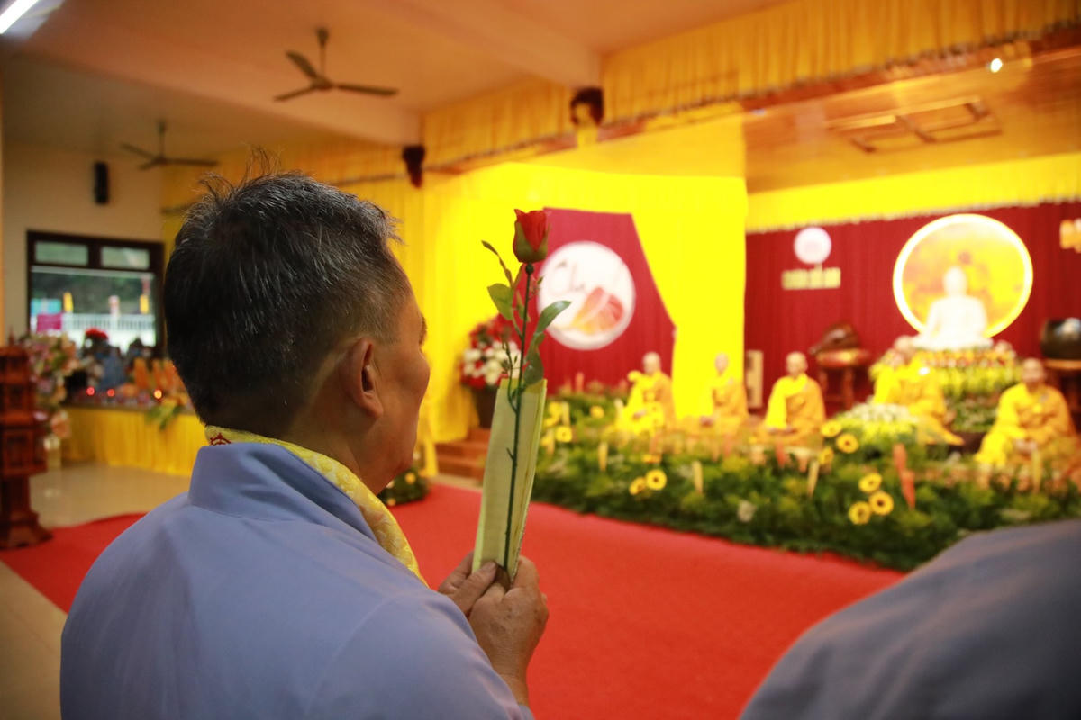 Ngày lễ Vu Lan được tổ chức hàng năm vừa là dịp để con cái bày tỏ lòng biết ơn đến công lao dưỡng dục, sinh thành của cha mẹ vừa là dịp để cha mẹ nhìn lại cách giáo dục con cái. Ảnh: ST. 