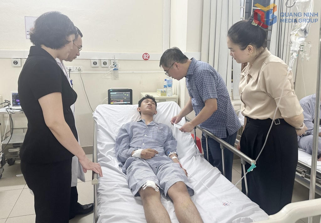 Lãnh đạo Ủy ban MTTQ tỉnh thăm hỏi, trao hỗ trợ cho người bị nạn. Ảnh: QMG.