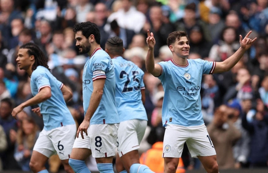 Thắng lợi trước Liverpool giúp Man City tiếp tục duy trì khoảng cách 8 điểm với đội đầu bảng Arsenal. Ảnh: Thethao247.