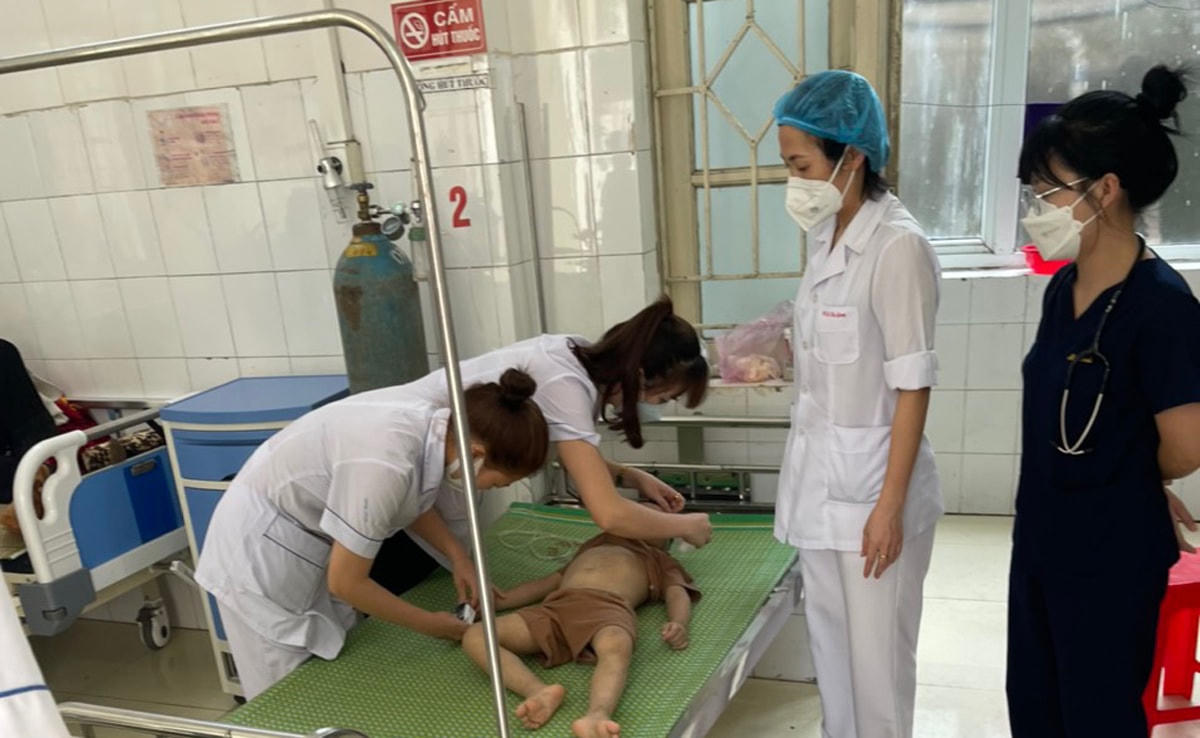 Nhờ có tiếng còi hú, hàng nghìn phương tiện ở Sầm Sơn đã dạt ra để xe đưa cháu bé đến bệnh viện.