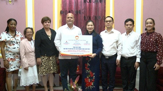 Bà Trương Thị Ngọc Ánh, Phó Chủ tịch UBTƯ MTTQ Việt Nam trao quà tặng Ủy ban Bảo vệ Cách mạng Cuba. (Ảnh: Mai Phương/TTXVN).