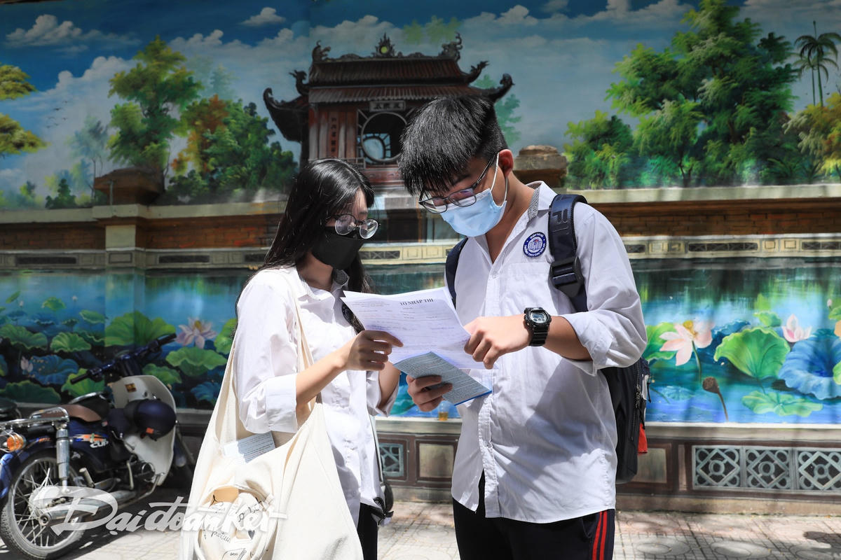 Thí sinh Lê Gia Bảo, học sinh Trường THCS Chu Văn An (quận Tây Hồ) nhận xét đề thi tương đối dễ so với sức học của em.