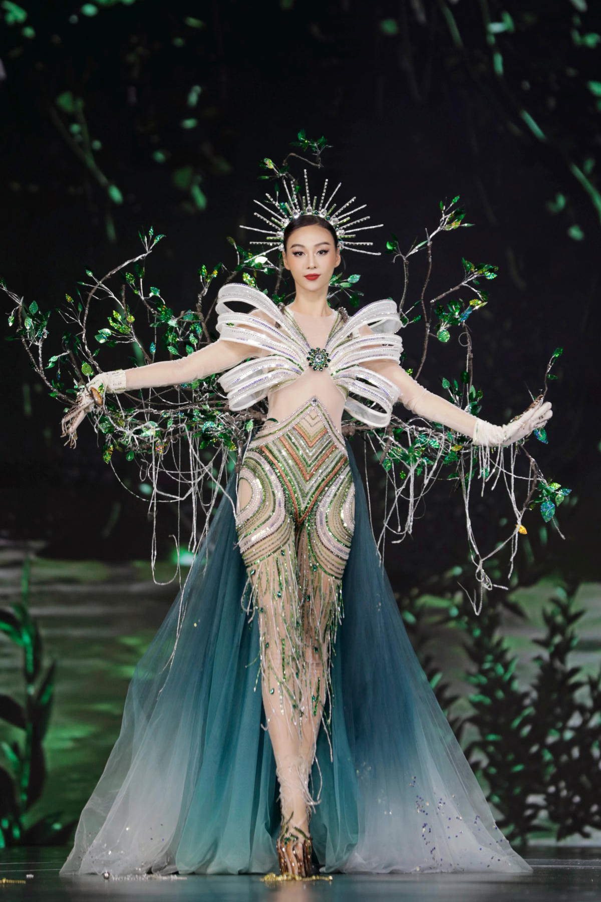 Thí sinh Miss Grand Vietnam 2022 trình diễn trang phục dân tộc vô cùng ấn tượng. 