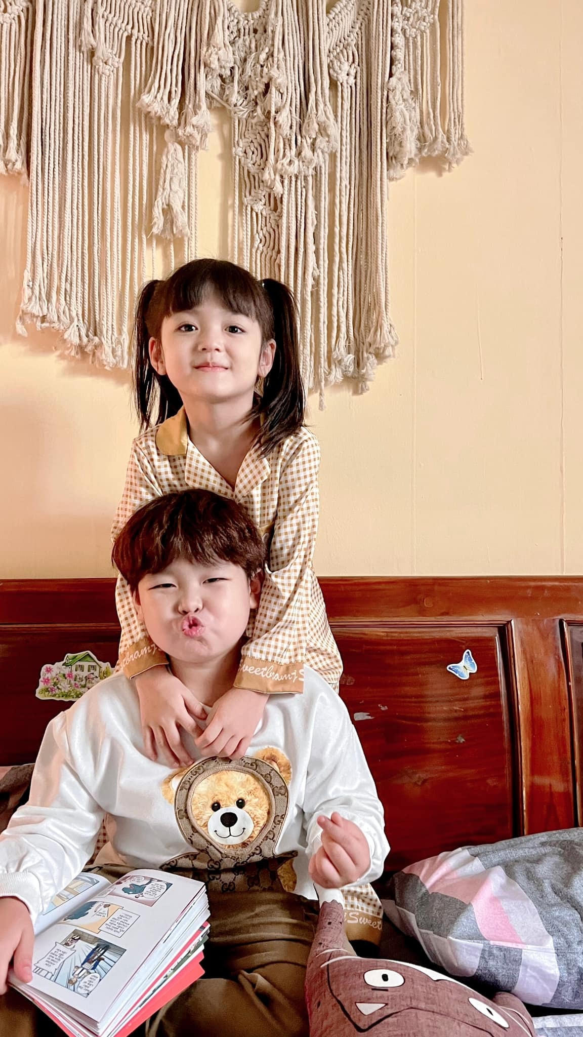 Trong "Đừng làm mẹ cáu", Cherry An Nhiên đóng cặp cùng Tuấn Phong, cặp sao nhí khiến người xem thích thú vì những tình huống hài hước, câu thoại cực đáng yêu. 