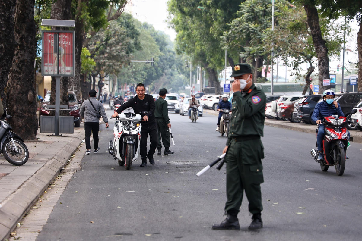 Khi phát hiện thấy lực lượng chức năng cắm chốt nồng độ cồn trên phố Yên Phụ, anh Đ.V.D đã xuống dắt xe hòng qua mắt lực lượng chức năng.