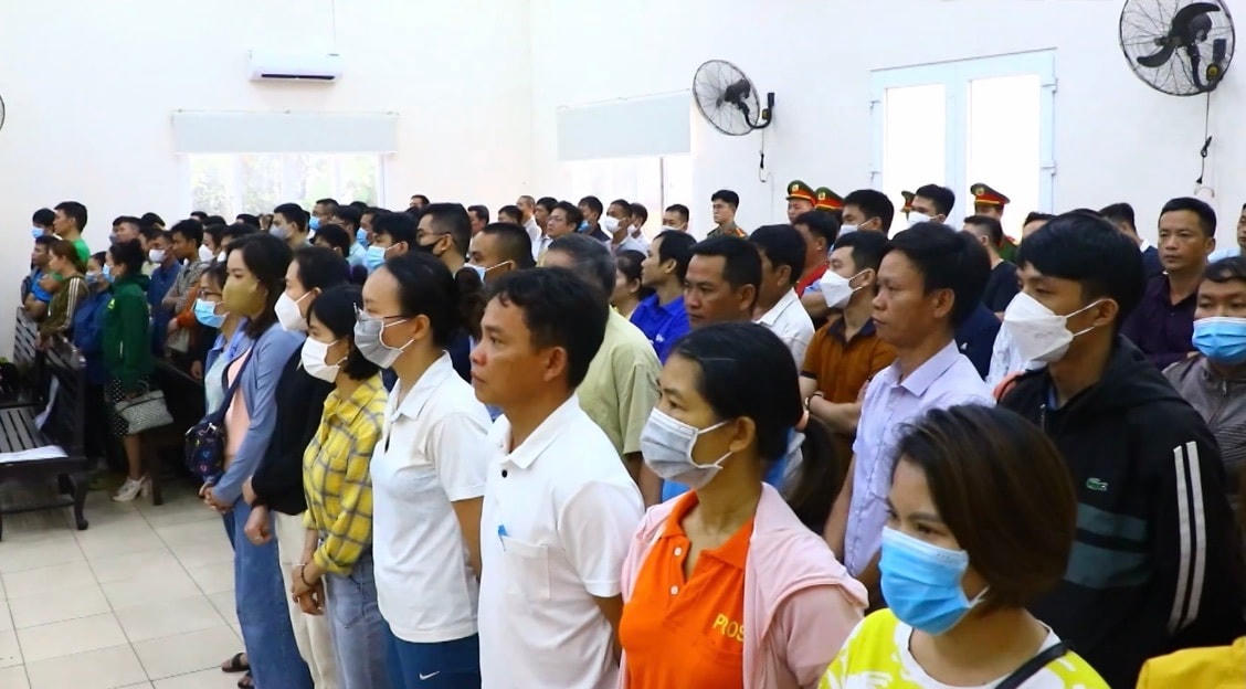 Phiên toà thu hút rất đông người bị hại tham gia.