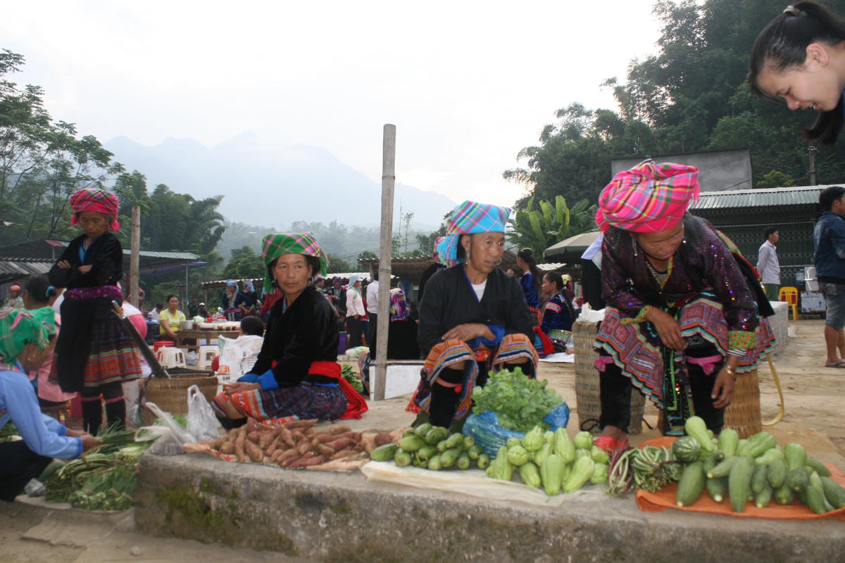 Đi chơi chợ San Thàng.  
