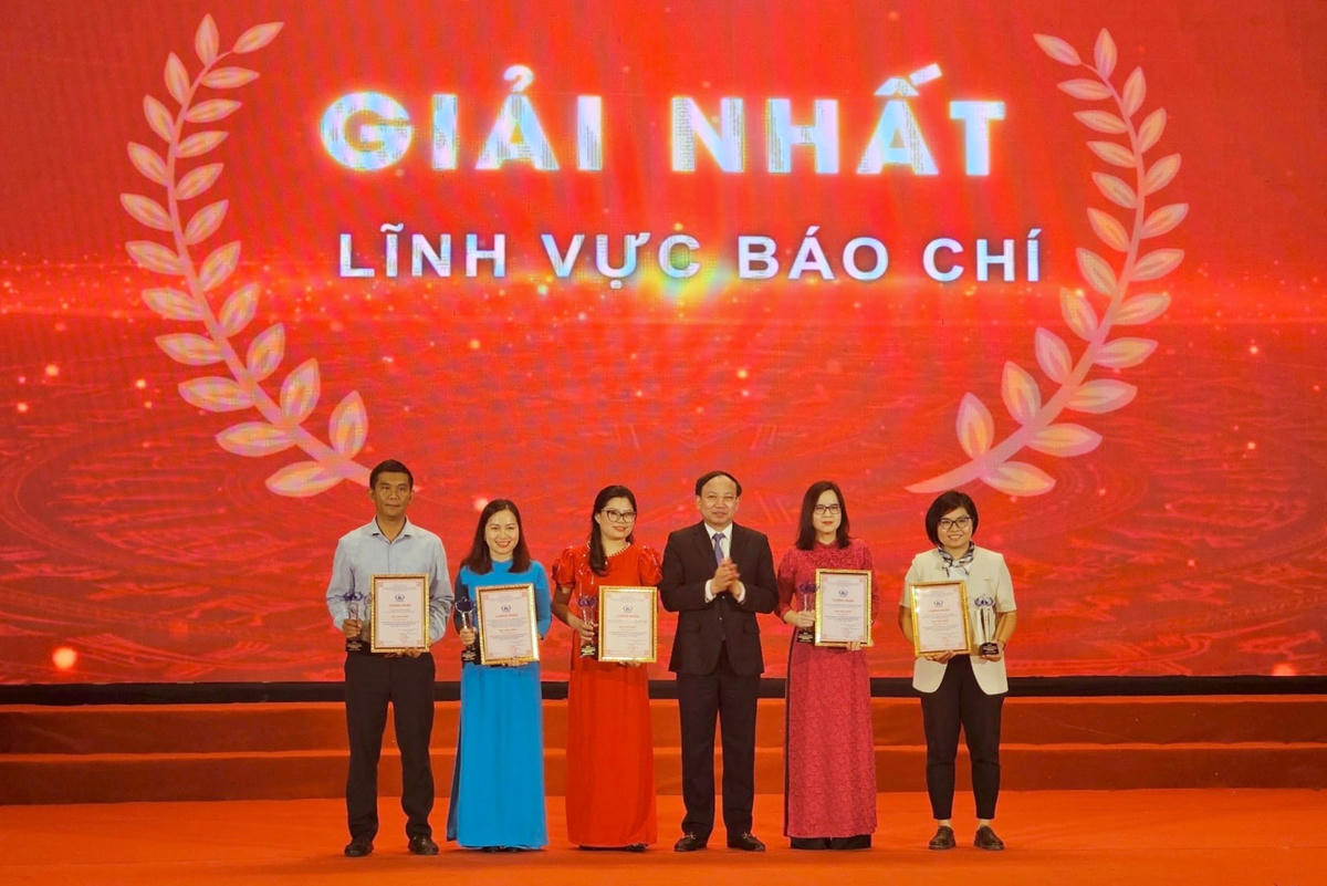 5 giải Nhất thuộc lĩnh vực báo chí thuộc về các tác phẩm: “Đảng bộ tỉnh Quảng Ninh – 60 vững vàng vì đất nước, vì nhân dân”, “Những công trình giao thông tạo thương hiệu Quảng Ninh”, “Quảng Ninh – Biên niên sử truyền hình” của các tác giả, nhóm tác giả thuộc Trung tâm truyền thông tỉnh Quảng Ninh và “Tự trọng thoát nghèo và nâng cao chất lượng nông thôn mới Quảng Ninh”, “Khát vọng kết nối và niềm tin cùng thắng” của các nhóm tác giả thuộc Đài tiếng nói Việt Nam.