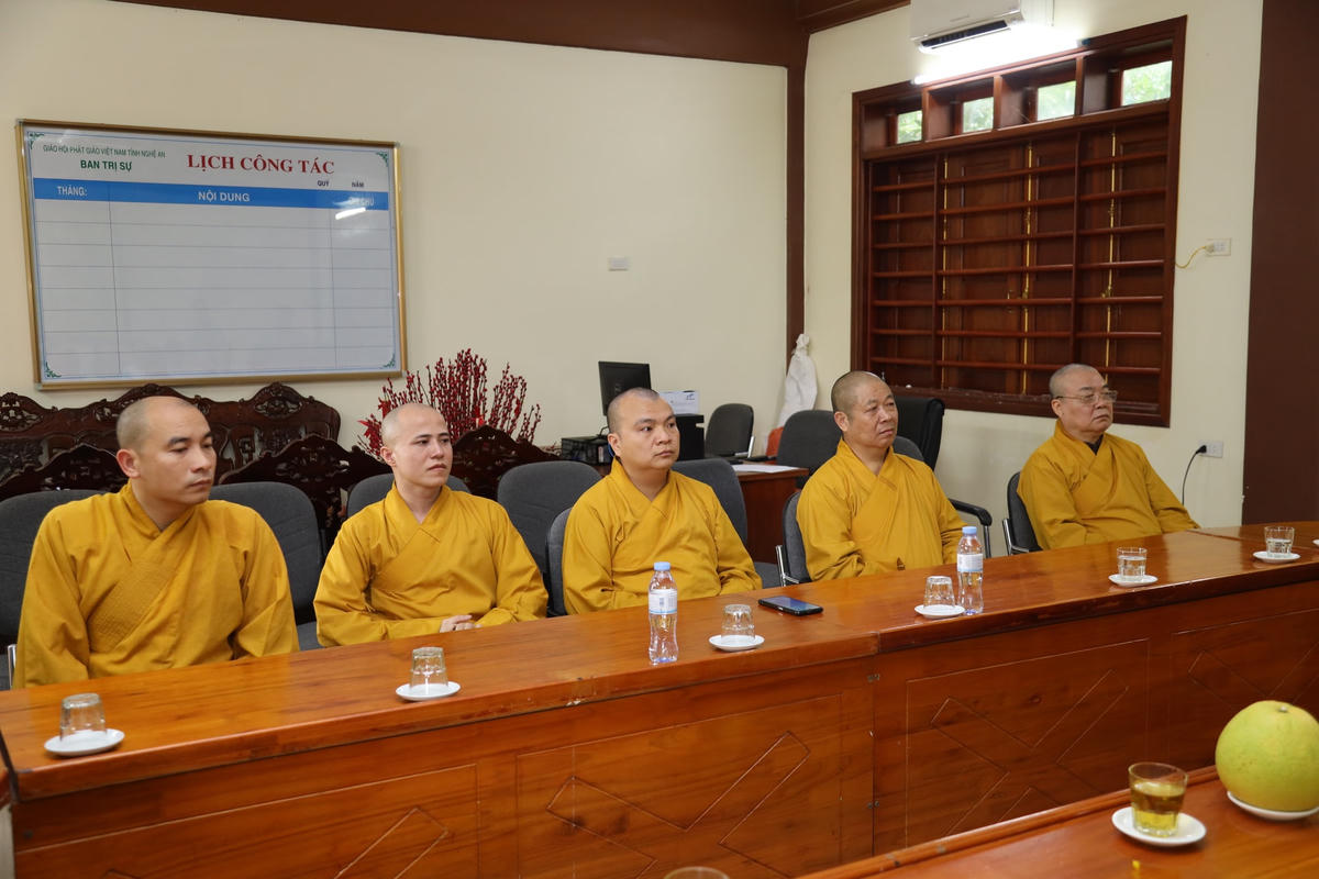 Đại diện các chư vị trong Ban Trị sự Giáo hội Phật giáo tỉnh Nghệ An. Ảnh: Điền Bắc