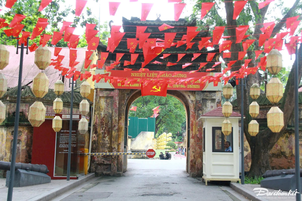 Trên đường Hoàng Diệu được trang hoàng rực rỡ cờ hoa và băng rôn chào mừng Quốc khánh 2/9. Lối vào Hoàng thành Thăng Long cờ bay phấp phới. Ảnh: Phạm Sỹ.