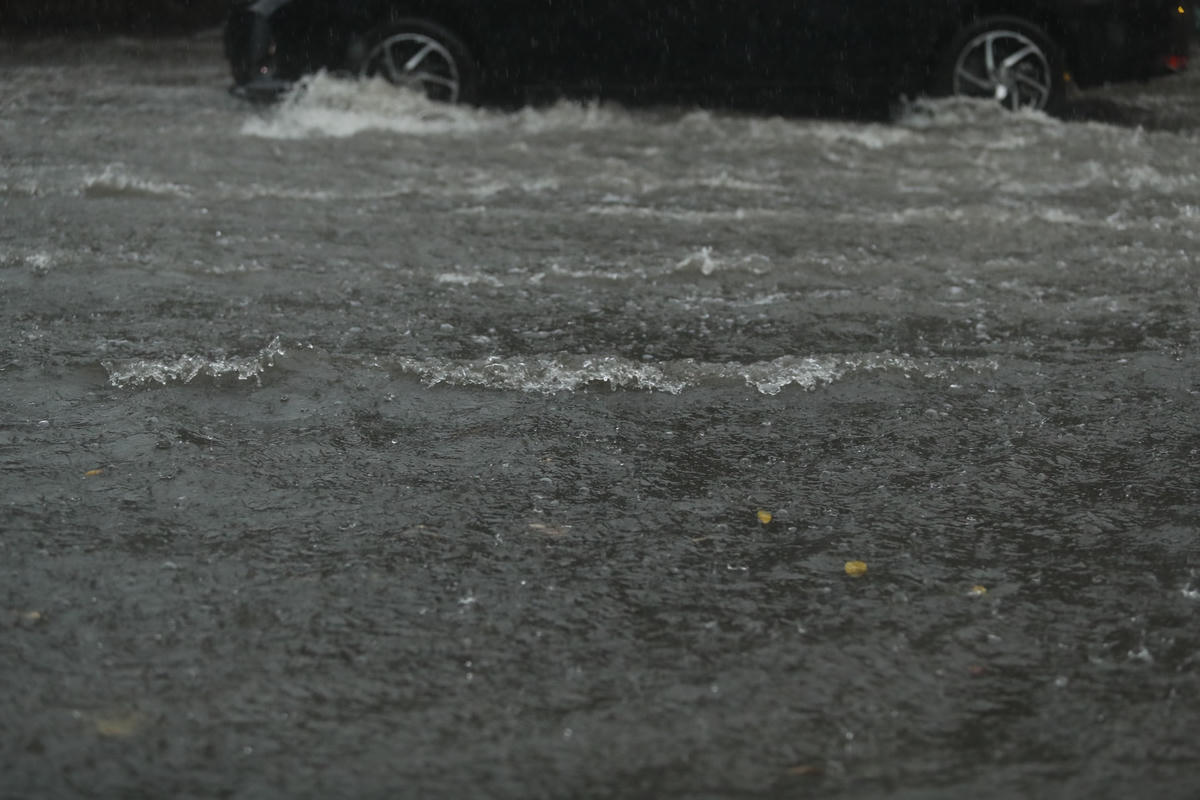 [ẢNH] Hà Nội mưa 'trắng trời', nhiều người phải dắt xe vì ngập nặng