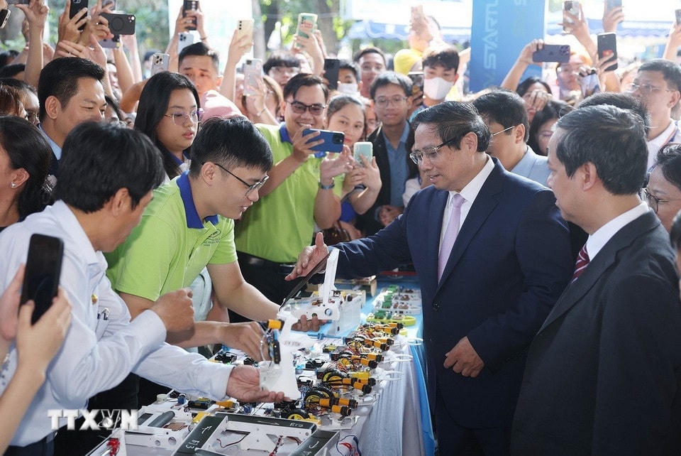 Thủ tướng Phạm Minh Chính tham quan sản phẩm khởi nghiệp của học sinh, sinh viên. (Ảnh: Dương Giang/TTXVN)