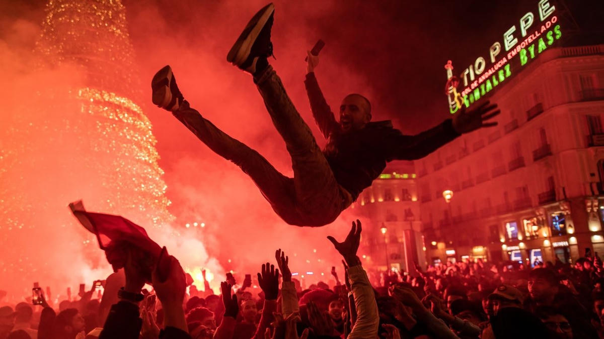 Một người đàn ông được đám đông tung lên trong màn ăn mừng ở đường phố Madrid, Tây Ban Nha. Ảnh: ESPN.
