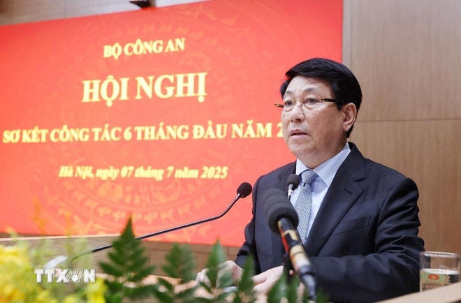 Chủ tịch nước Lương Cường phát biểu chỉ đạo. (Ảnh: Lâm Khánh/TTXVN) ttxvn-chu-tich-nuoc-du-hoi-nghi-so-ket-6-thang-dau-nam-2025-cua-bo-cong-an-0707-2.jpg