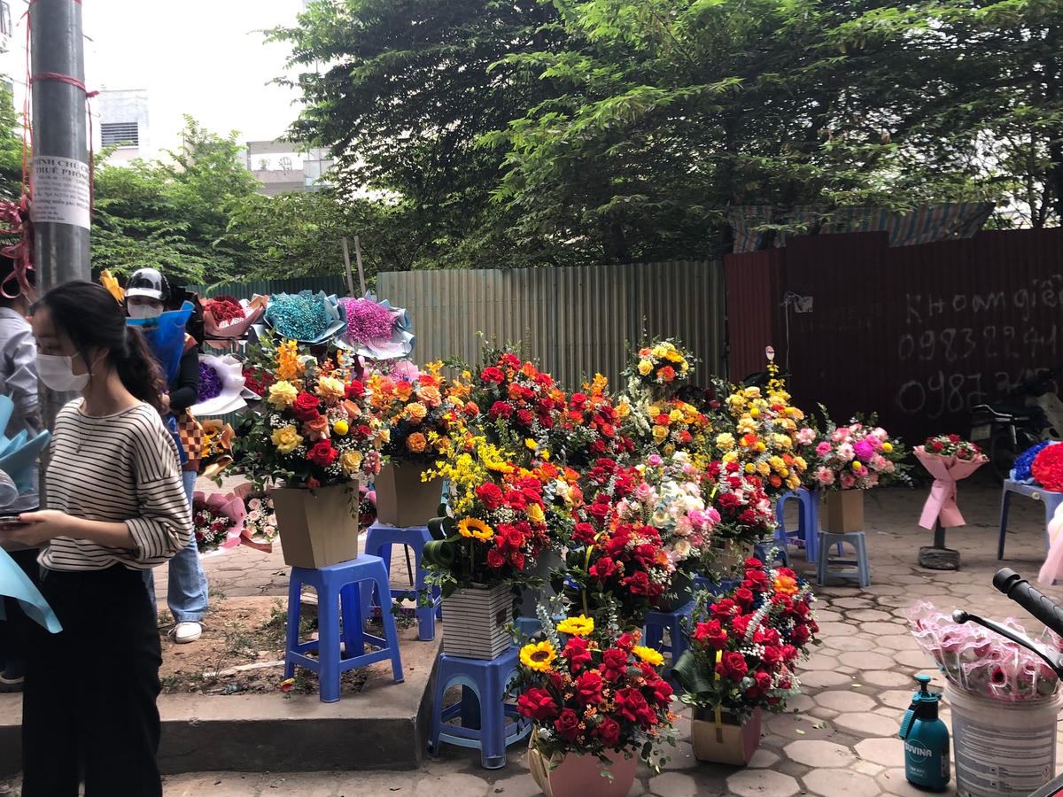 [ẢNH] Hà Nội: Cửa hàng bán hoa ngang nhiên lấn chiếm vỉa hè dịp 8-3