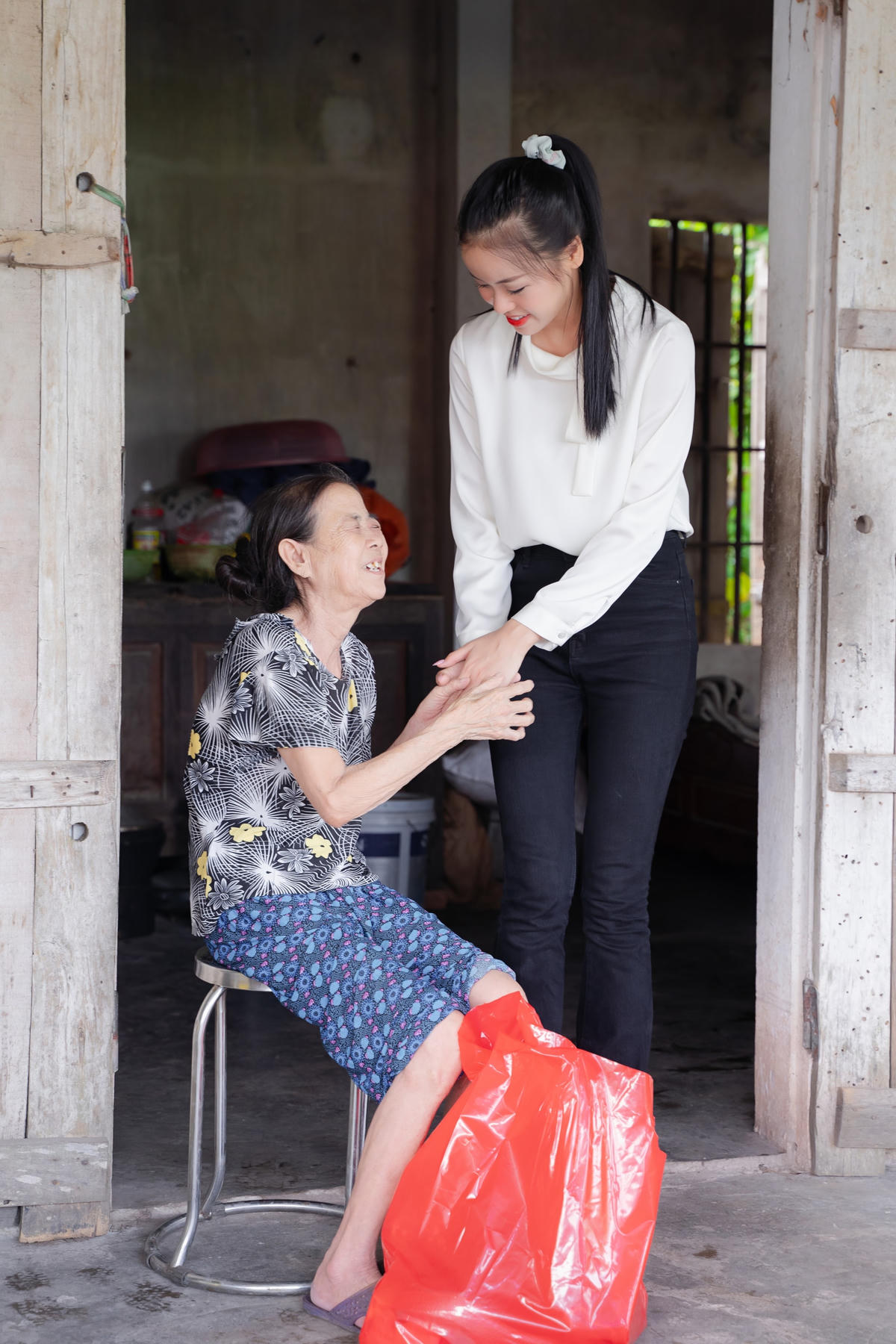 Á hậu Đào Hiền vừa có chuyến thiện nguyện đến Nghi Lộc, Nghệ An. 