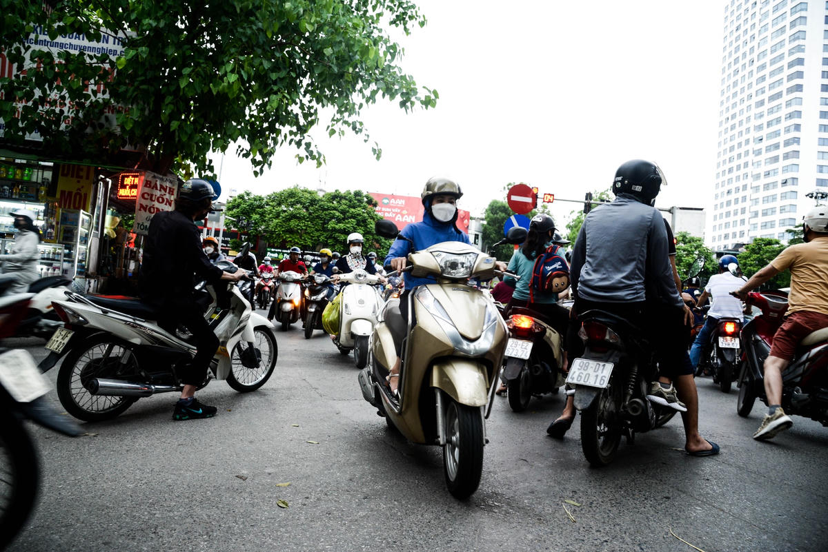 Dù có nhiều tuyến đường có biển cấm, thể nhưng đoàn người vẫn đi hiên ngang như đường hai chiều.
