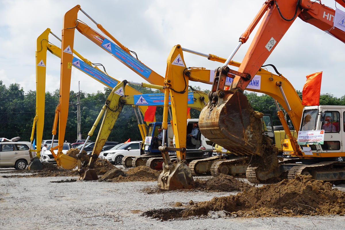 Trang thiết bị thực hiện nghi thức động thổ sáng khởi công. Ảnh: Mạnh Thìn.