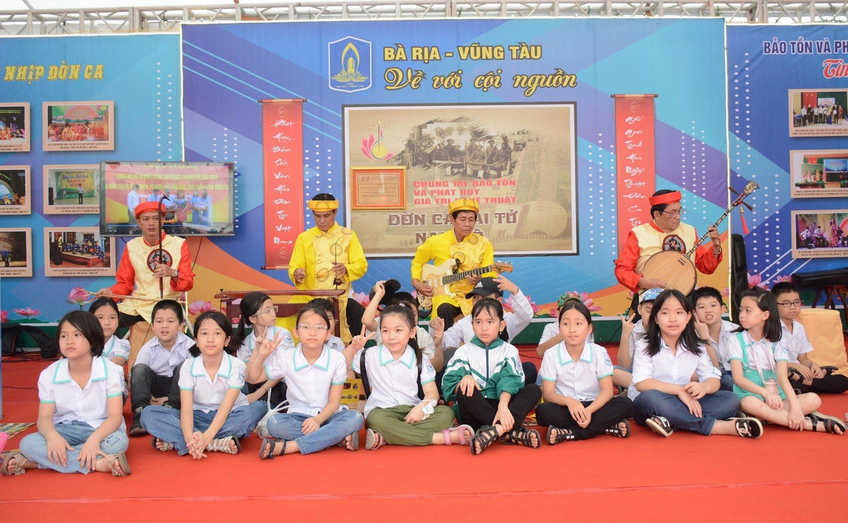  Học sinh Trường Tiểu học Tiên Dung (TP Việt Trì, tỉnh Phú Thọ) trải nghiệm tại Liên hoan. 