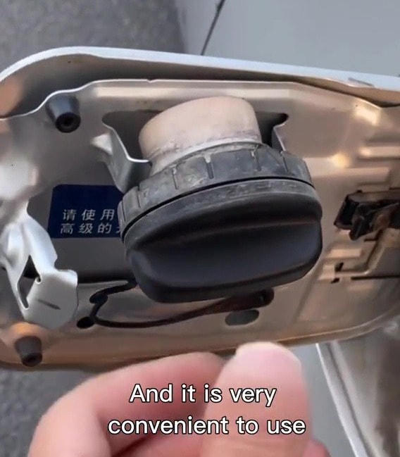 Người đăng tải video vặn nắp bình xăng và sau đó đặt nó vào khe vừa với nắp bình. Ảnh: Tiktok.