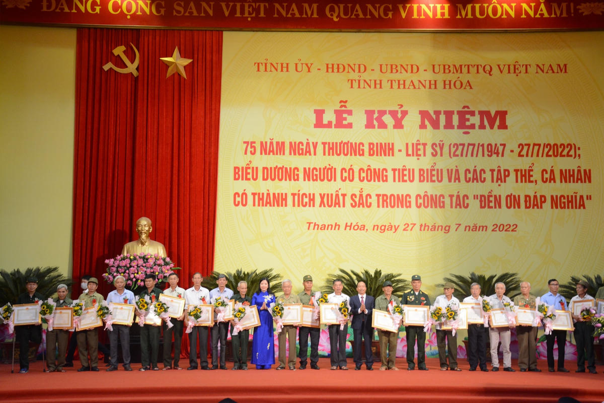 165 người có công, thân nhân người có công với cách mạng và 10 tập thể có thành tích xuất sắc trong công tác “Đền ơn đáp nghĩa” được tặng Bằng khen.