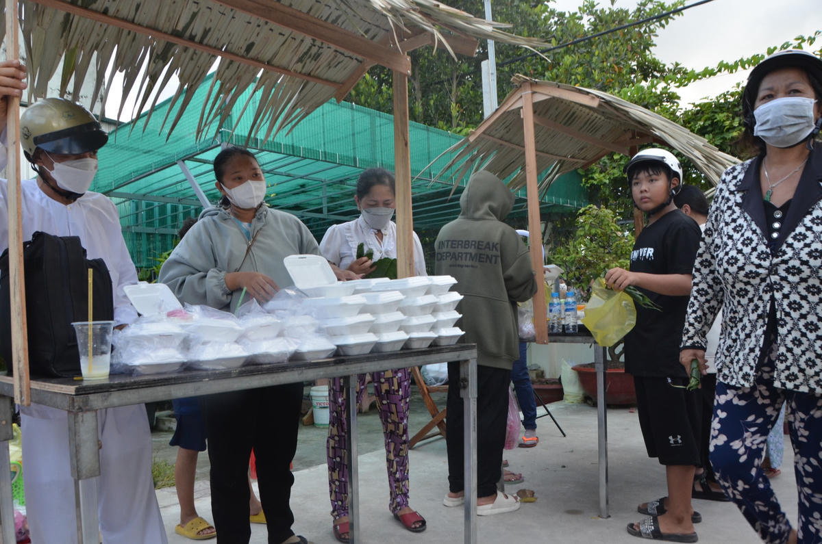 Một phiên chợ chan hoà lòng nhân ái.