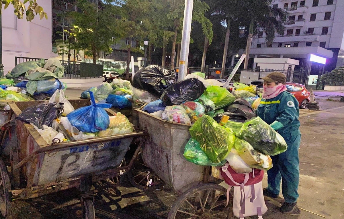 Việc sử dụng túi nilon đã trở thành thói quen của đa số người dân với sự tiện lợi và giá thành "rẻ như cho". Điều đó góp phần khiến cho thành phần nhựa trong rác thải sinh hoạt ngày càng tăng.