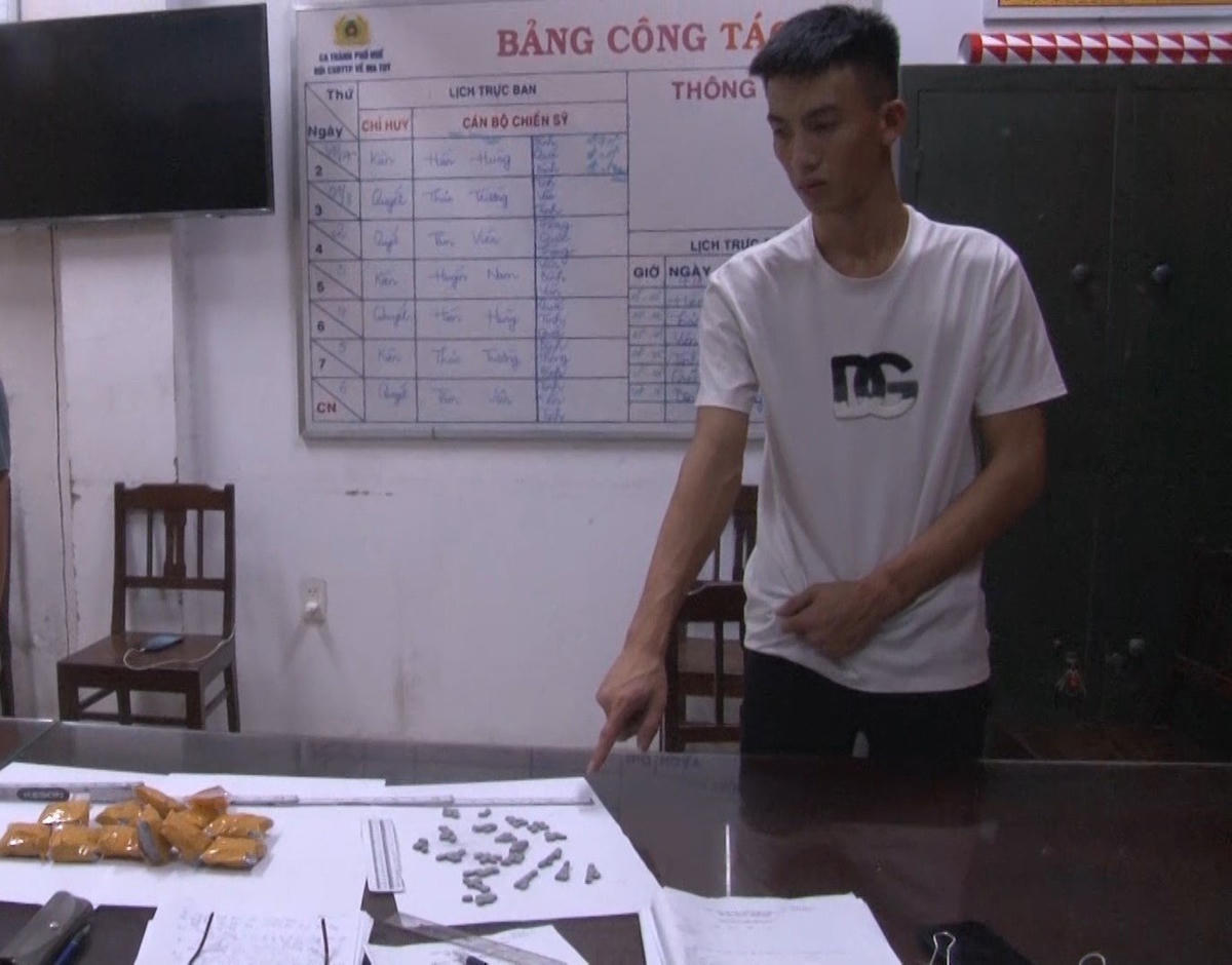 Đối tượng Nguyễn Việt Đức cùng tang vật vụ án.