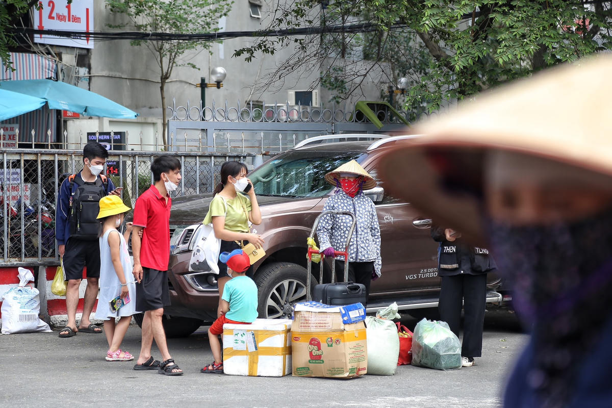 "Do bắt xe từ sớm nên việc đi lại của tôi khá thuận lợi, lượng khách trên xe cũng chật kín ghế nhưng tôi cảm thấy rất thoải mái, nhà xe cũng hồ hởi giúp đỡ khách", anh Tuấn nói.