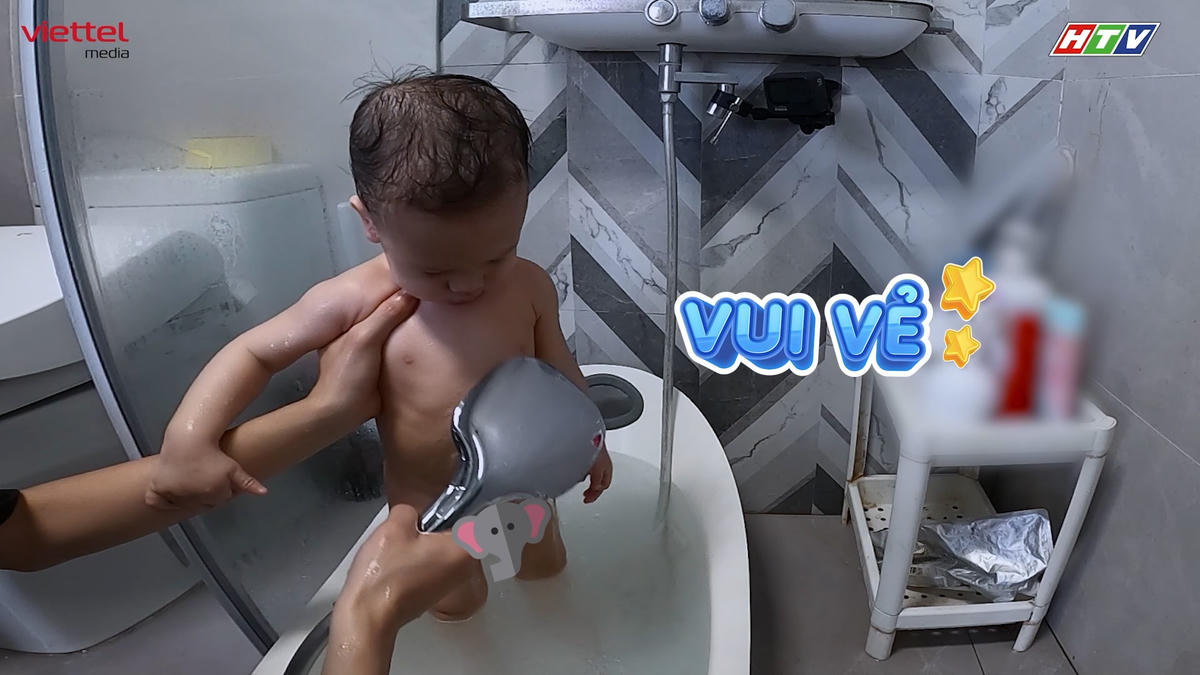 JustaTee trải nghiệm cảm giác lần đầu tắm cho con. 