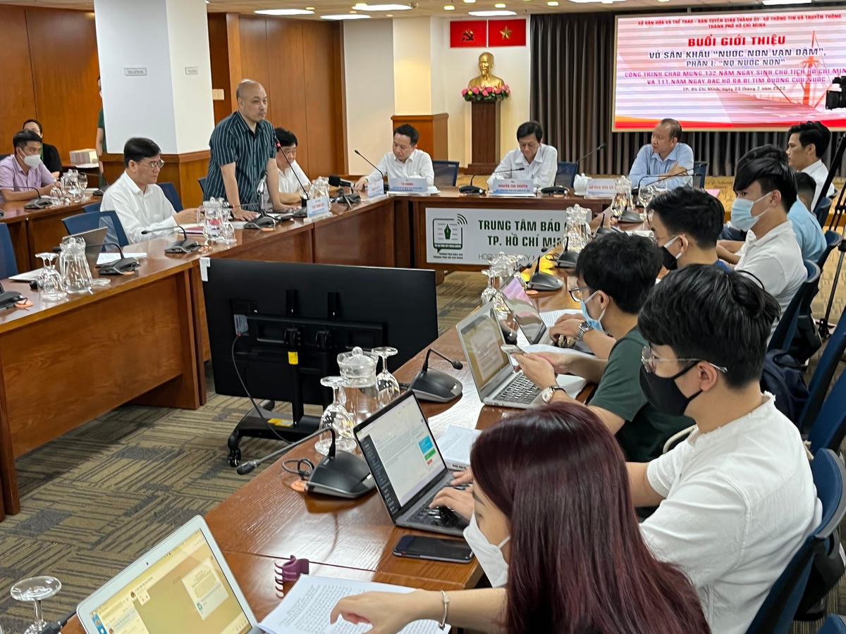Quang cảnh buổi họp báo công bố tác phẩm đặc biệt sân khấu cải lương “Nước non vạn dặm” sáng 23/7 tại Trung tâm Báo chí TP HCM. Ảnh: Hoàng Tuyết.