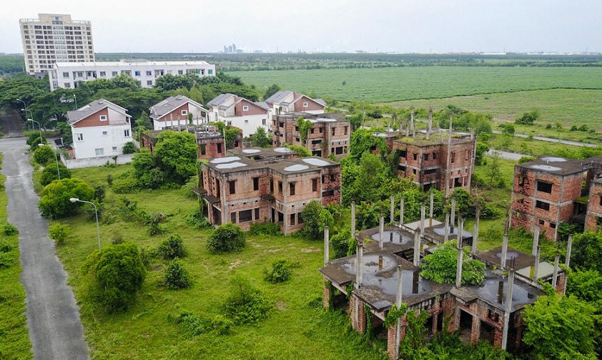 Thuế cao, thuế lũy tiến sẽ giúp ngăn ngừa đầu cơ, tích trữ bất động sản nhưng để hoang hóa. Ảnh: Lê Quân
