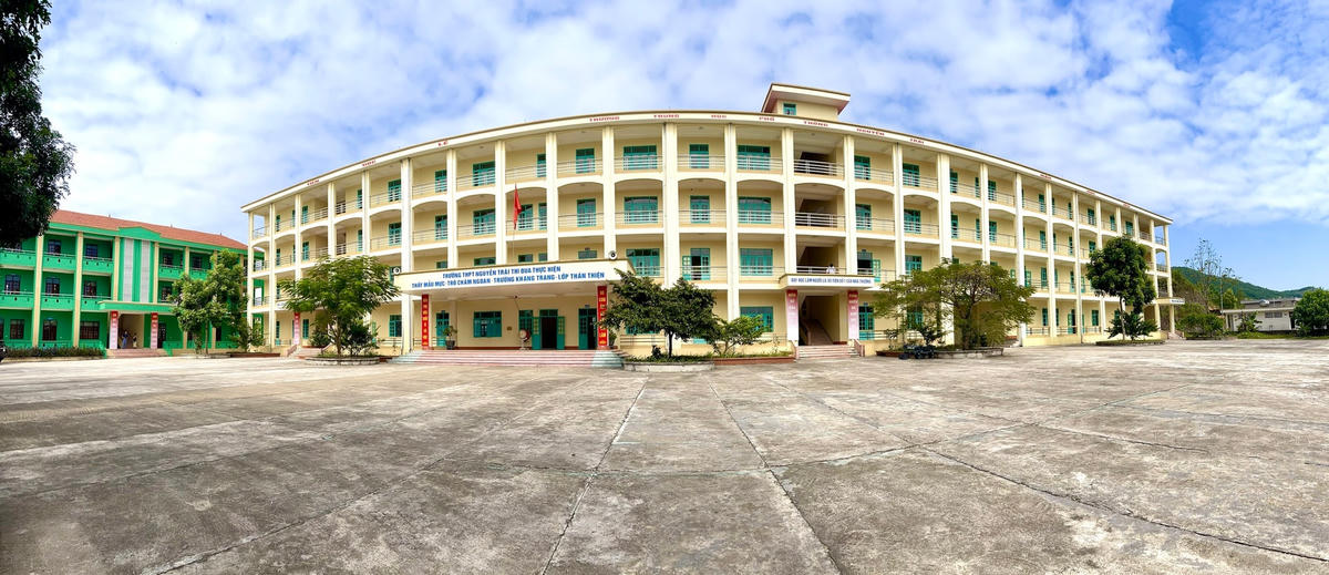 Trường THPT Nguyễn Trãi được đầu tư xây dựng khang trang trên diện tích khoảng 3,7 ha hiện đang thừa nhiều phòng học, gây lãng phí.