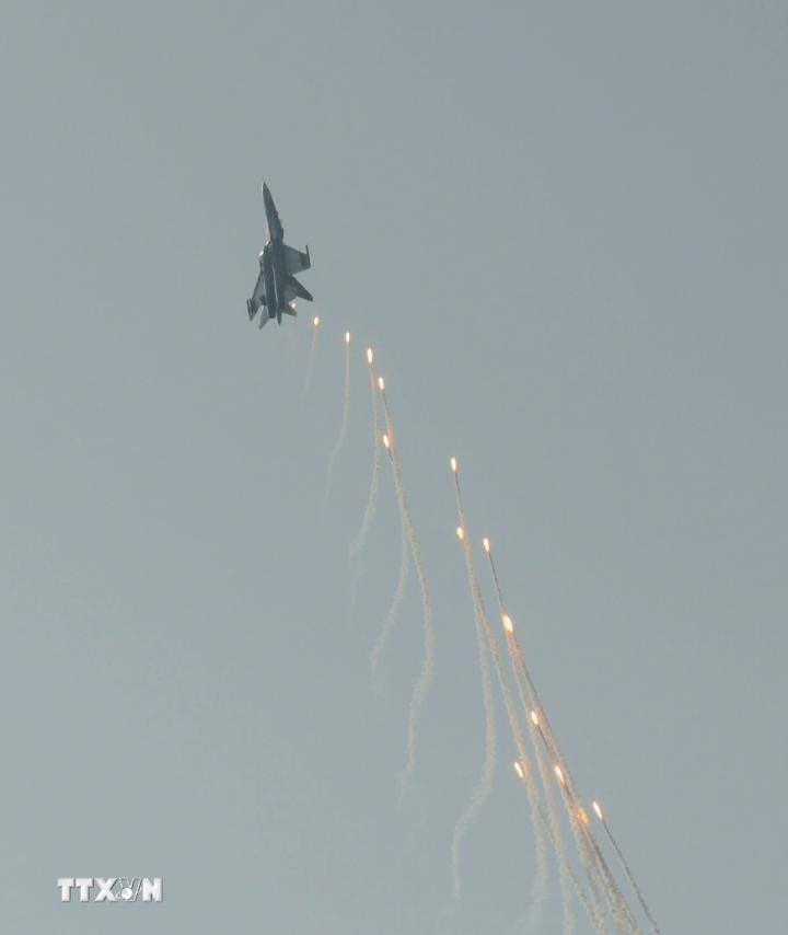 Màn trình diễn phun bẫy nhiệt của máy bay tiêm kích Su-30MK2 trên bầu trời Thành phố Hồ Chí Minh. (Ảnh: TTXVN)