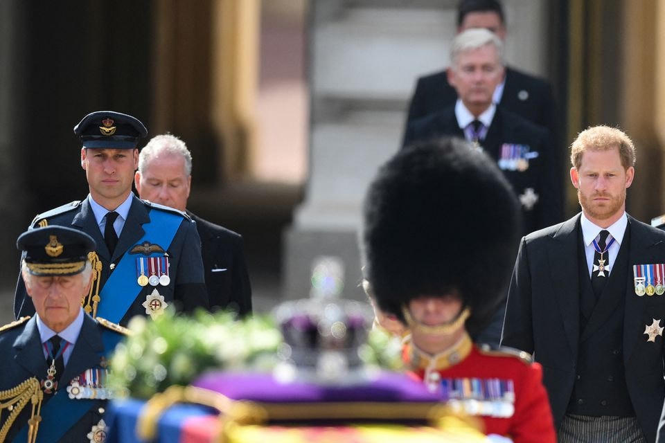 Vua Charles III cùng các thành viên Hoàng gia đứng quanh linh cữu Nữ hoàng Elizabeth II.