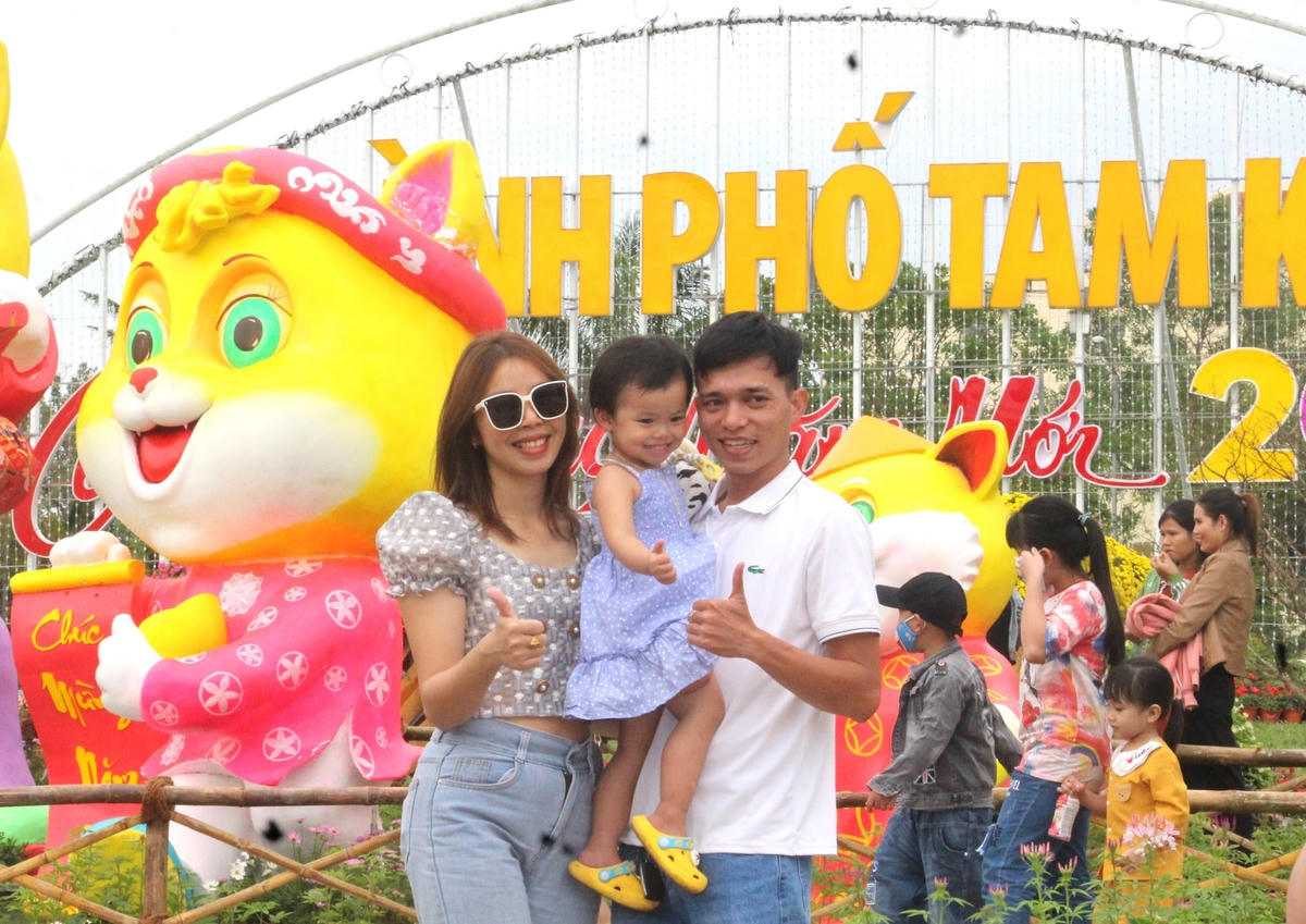 Một gia đình chụp ảnh bên linh vật mèo.