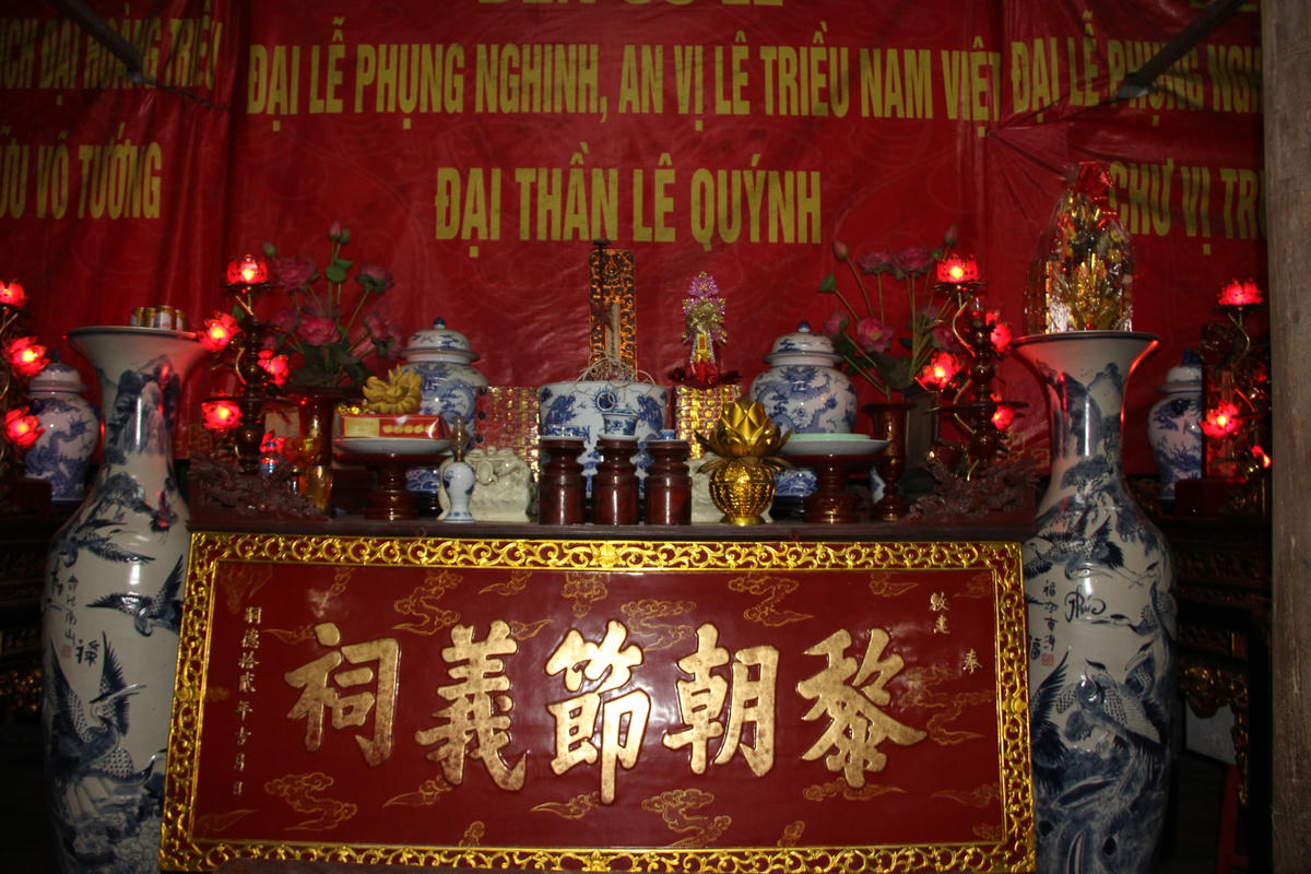  Chính giữa ngôi đền là linh vị của đại thần Lê Quýnh, đặt thụy là "Trung Nghị". Hai bên trái phải lần lượt đặt linh vị của 11 vị quan võ và 11 vị quan văn, thuỵ là "Trung Mẫn".