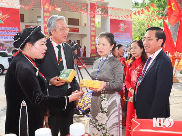 Các đồng chí: Trương Thị Ngọc Ánh, Phó Chủ tịch Ủy ban Trung ương MTTQ Việt Nam; Phạm Văn Hậu, Phó Bí thư Thường trực Tỉnh ủy, Chủ tịch HĐND tỉnh; Lê Văn Bình, UVTV Tỉnh ủy, Chủ tịch Ủy ban MTTQ Việt Nam tỉnh tham quan gian hàng trưng bày sản phẩm OCOP của tỉnh tại đại hội. Ảnh: Văn Nỷ.