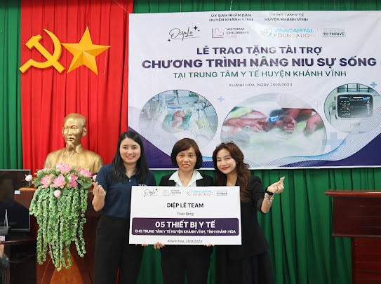 Bà Diệp Lê đang trao tặng quà cho Trung tâm y tế huyện Khánh Vĩnh.