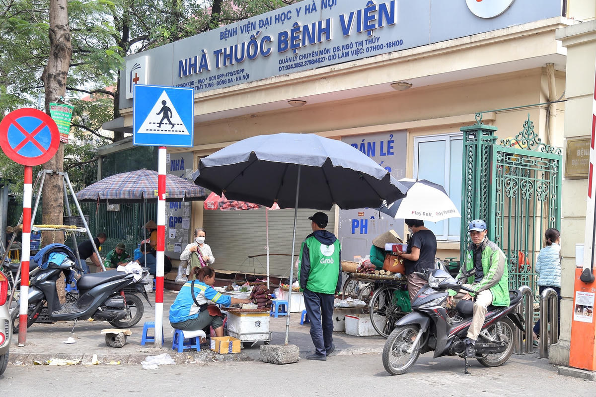Có thể thấy rằng, vi phạm lấn chiếm vỉa hè đã rõ ràng nhưng quận Đống Đa dường như đang "ngó lơ" vi phạm?