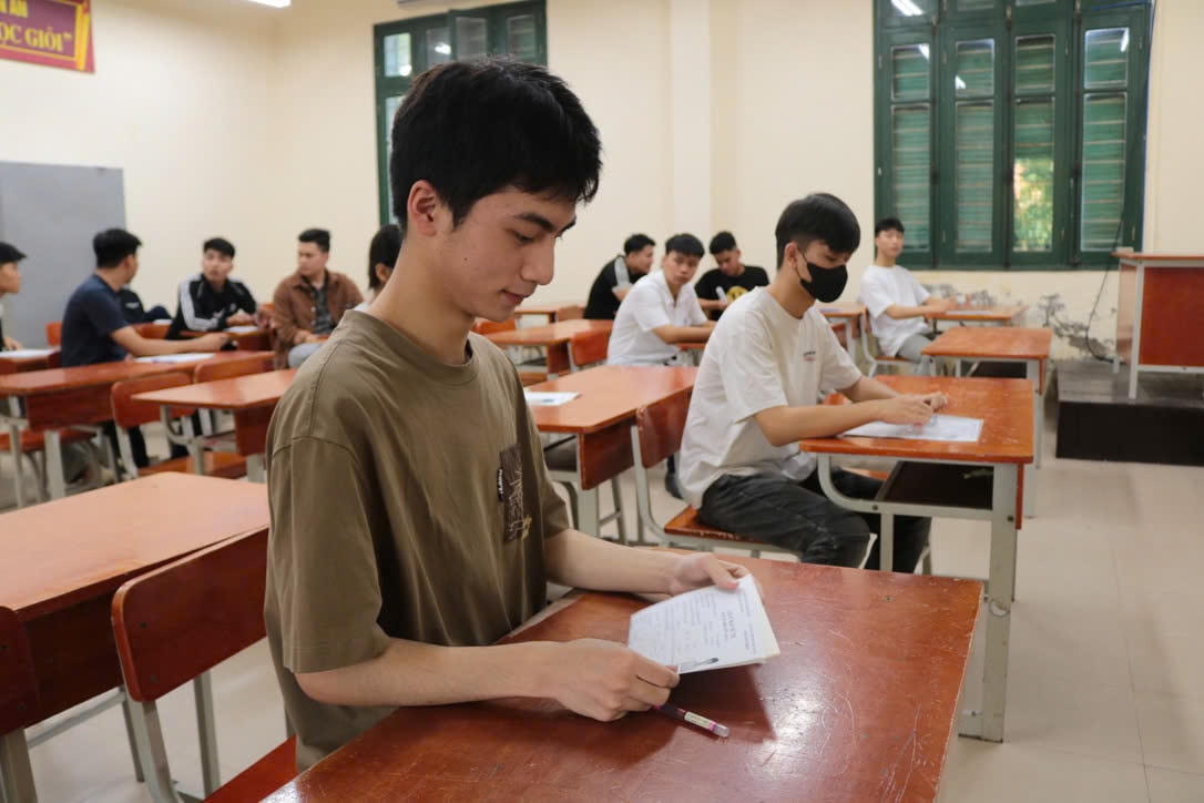Em Dương Anh Tú, sinh viên Trường Đại học Y học cổ truyền - thí sinh tự do thi tại điểm thi Trường THPT chuyên Chu Văn An cho biết, năm ngoái em thi đạt 25 điểm. Năm nay em thi lại với mong muốn đạt điểm cao, đỗ vào ngành Y Đa khoa, Trường Đại học Y Hà Nội. Ảnh: Nguyễn Hoài.