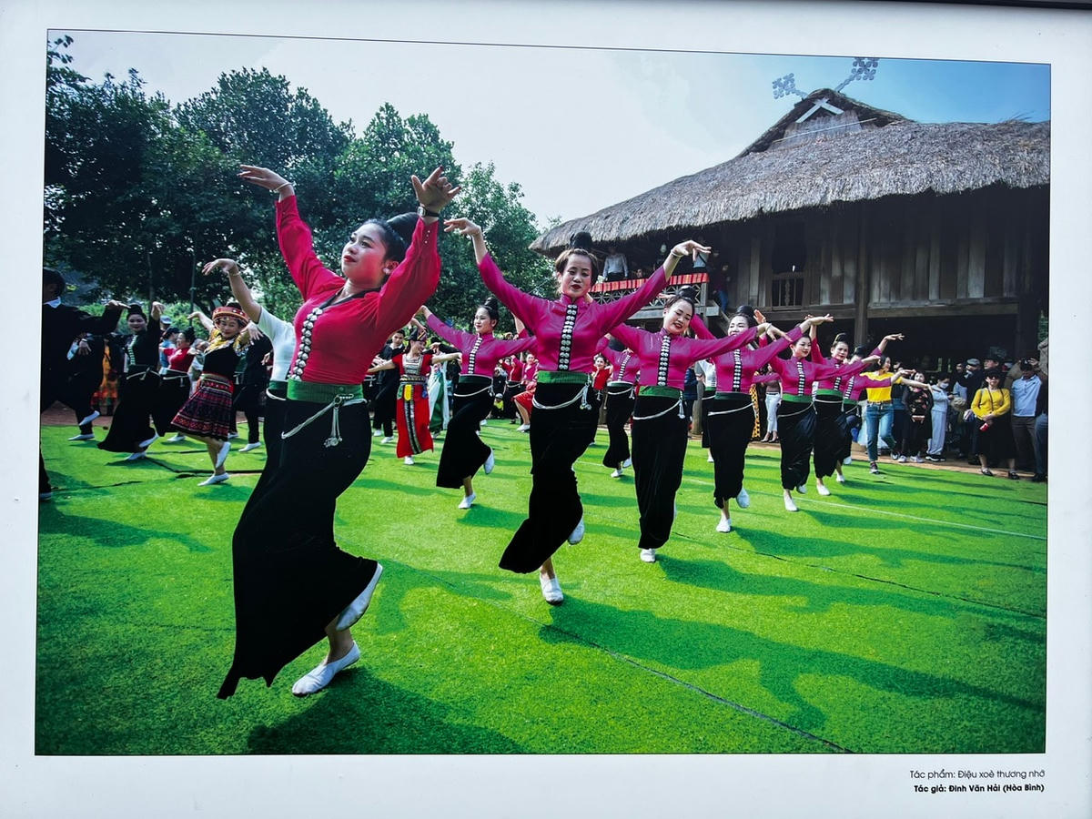 Điệu xoè thương nhớ. Ảnh: Đinh Văn Hải