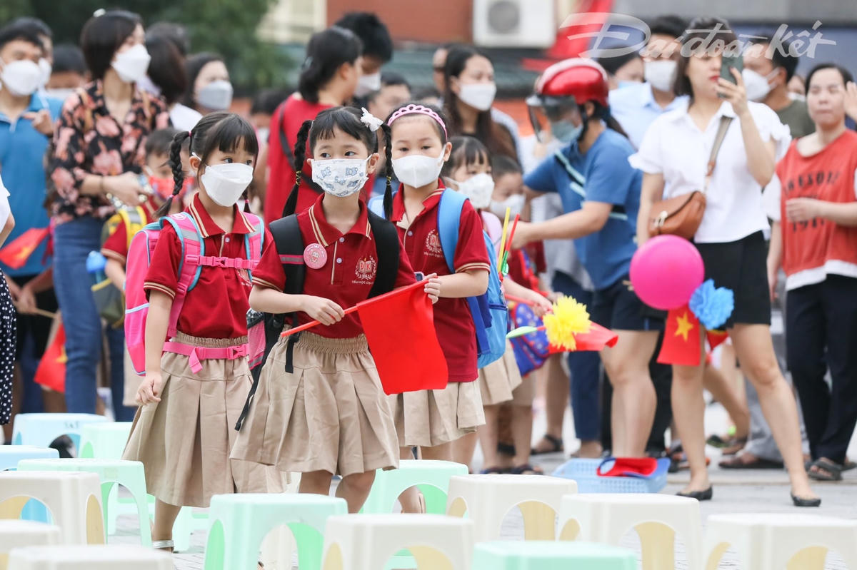 Phụ huynh và học sinh trường Tiểu học Đại Kim (Hoàng Mai, Hà Nội) hào hứng đến trường từ rất sớm để dự lễ khai giảng đầu năm học mới.