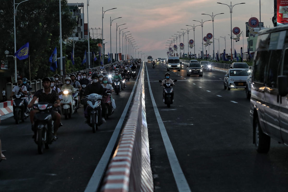 Phân chia làn xe cơ giới với làn xe hỗn hợp bằng dải phân cách cứng và hệ thống biển báo hướng dẫn phân làn xe trên giá long môn.