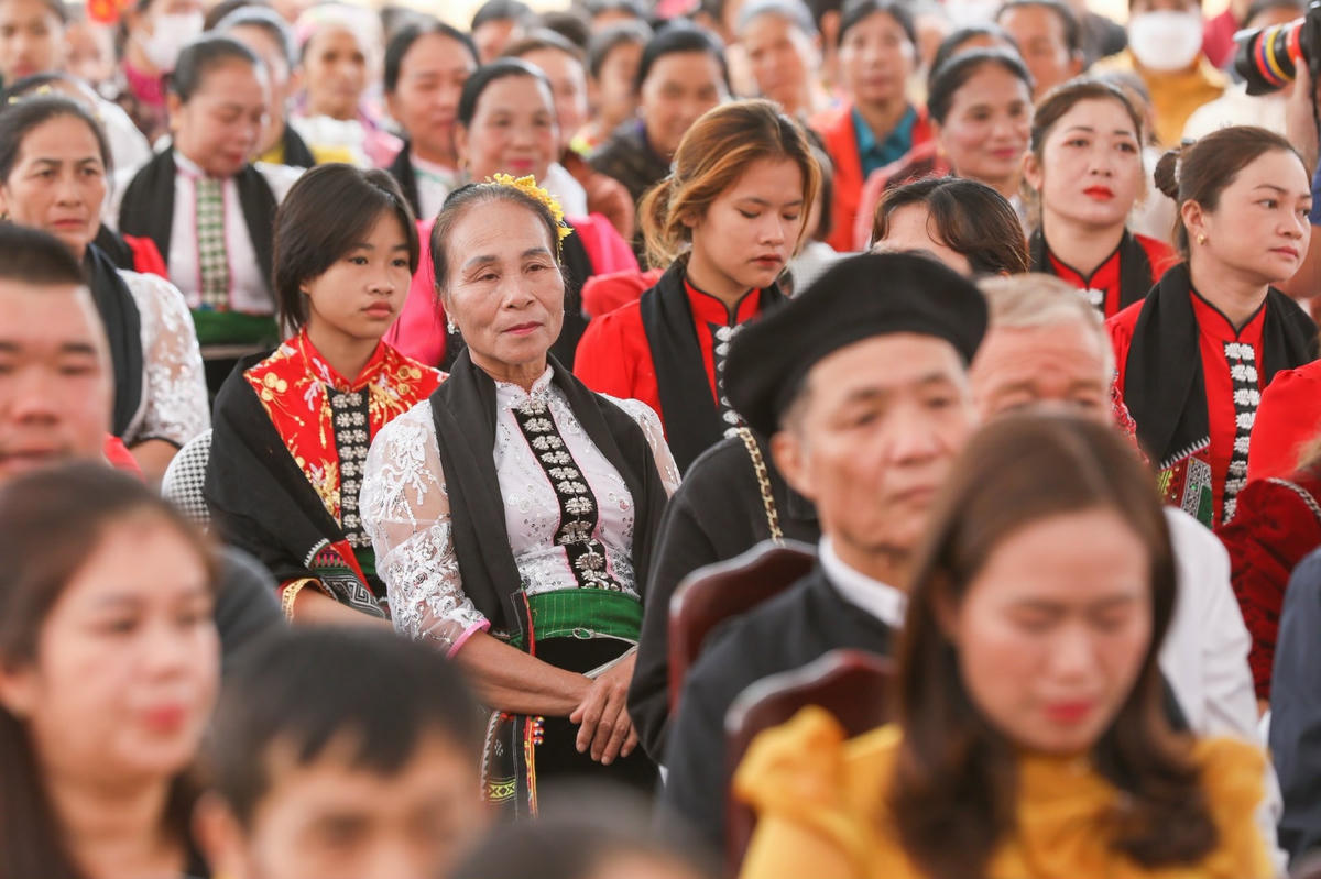 Đồng bào các dân tộc xã Mường Sang tham dự ngày hội.