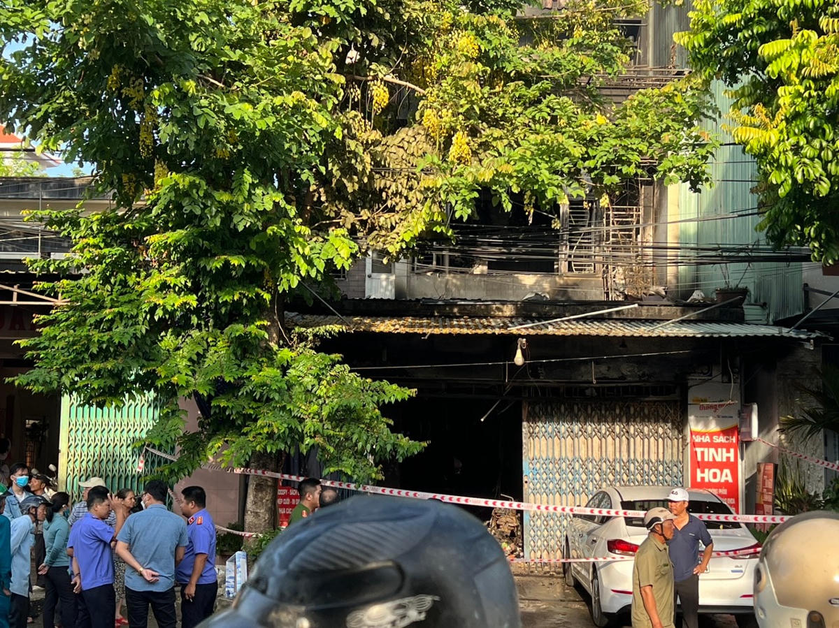 Lực lượng chức năng phong tỏa hiện trường vụ cháy.